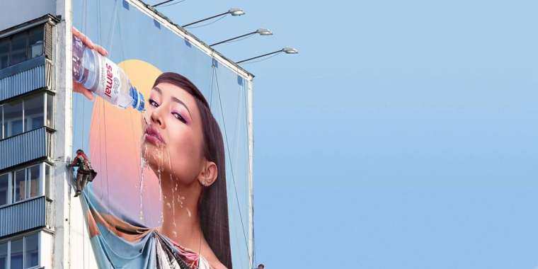 Қыз досының кеудесін сипады. Екі лесбиянка қыз.