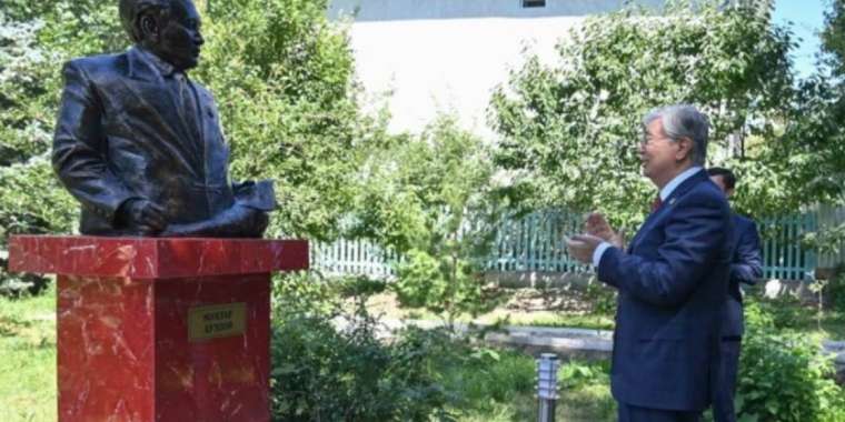 Тоқаевтың Қырғызстанға сапары:  Әуезовті ұлықтау, Назарбаевтан бас тарту