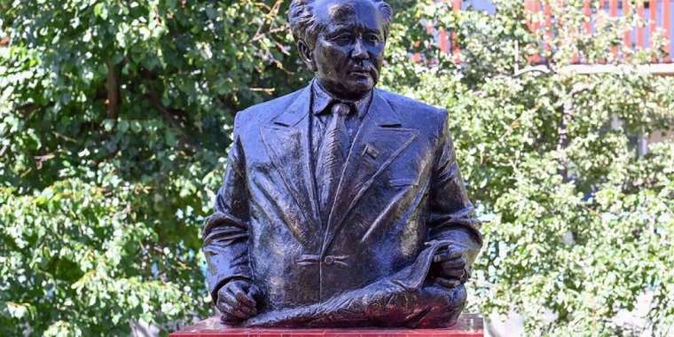 Әуезов көшесіндегі №1 үй. Шолпан-Атаға барғанда