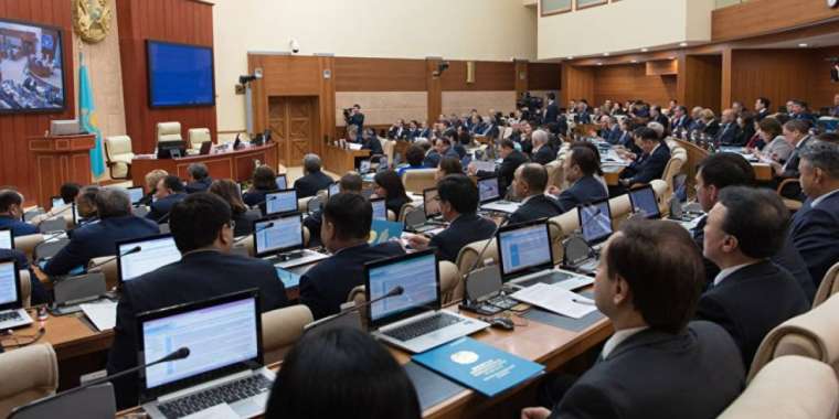 Мерекелерді қосқанда 90 күн.  Депутаттардың демалысын қысқарту керек пе?   