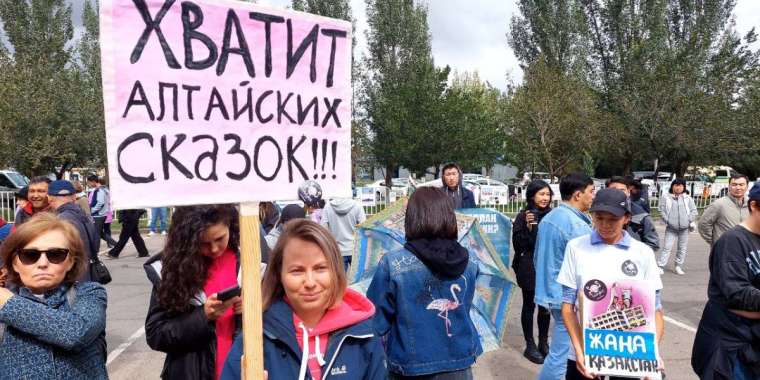 Кульгинову подарили тапки, каску и золотую лопату (ВИДЕО)