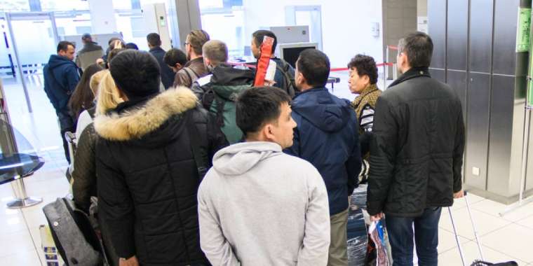 Казахстан продолжает принимать россиян. Что скажет правительство?