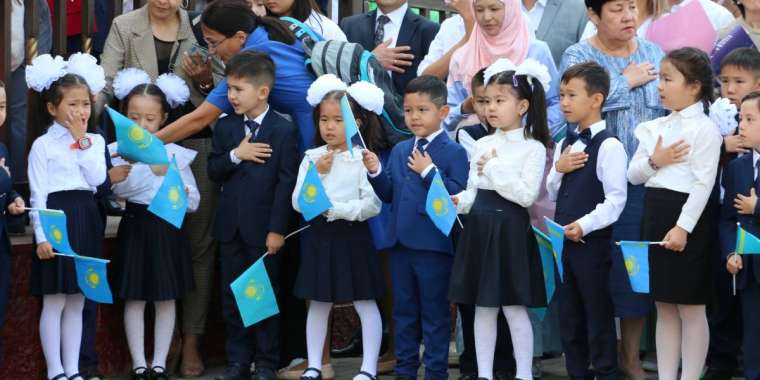 Платить детское пособие до 18 лет предлагают в мажилисе