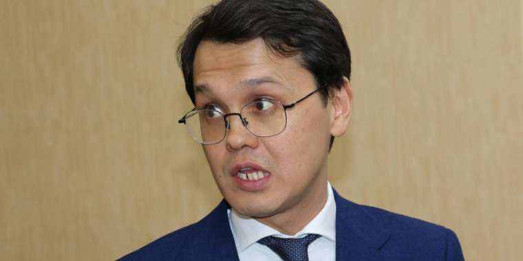 Мусин и Аймагамбетов придумали, как потратить деньги на школьные планшеты