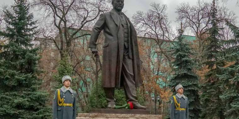 Алматыда Ахмет Байтұрсынұлының ескерткіші ашылды 