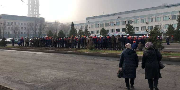 "Казфосфат" жұмысшылары ереуілге шықты. Басшылық кешірім сұрады