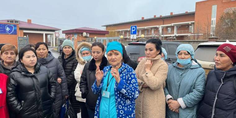 Медработники вышли на митинг в Атырау