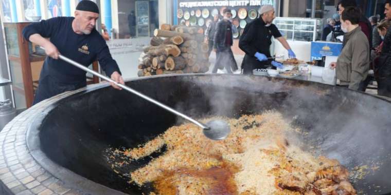 Министр Қарашөкеев тағы да қарап отыра ма? 