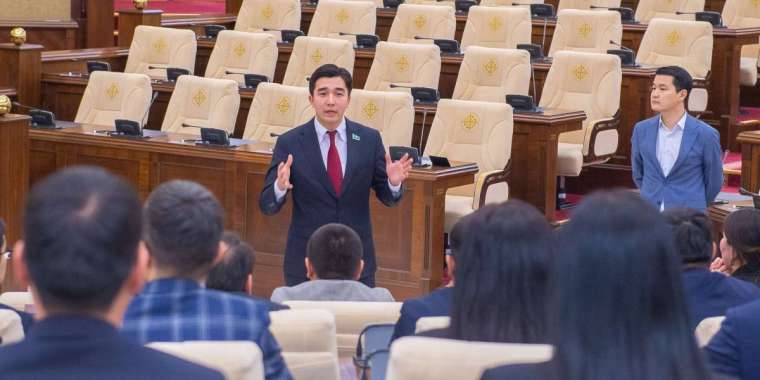 Мәди Ахметов сабағы: Қазақ еліне + 50 су жорға депутат