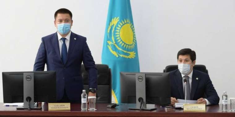 «Курстастар». Сқақов кетті, Байханов келді