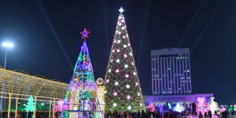 Родственники погибших в январских событиях не позволили установить елку возле здания акимата в Шымкенте