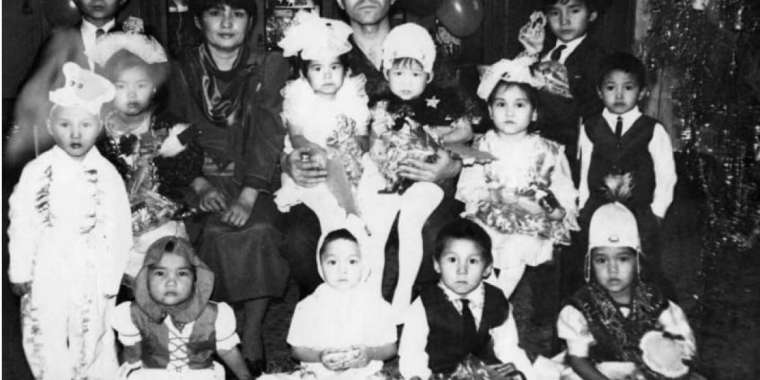 Хотели взять только двоих, но усыновили десятерых малышей