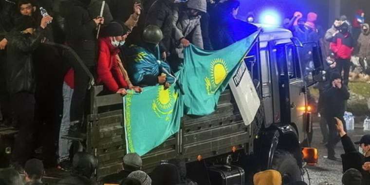 Страх, жалость и злость: соцопрос об отношении граждан к Январским событиям