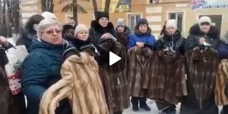 «Такая возможность». Шубы подарили вдовам военнослужащих в России (ВИДЕО)