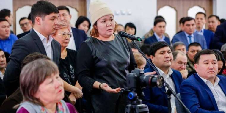 Автобустар, ауыз су, аулалар: тұрғындар Астана әкімімен кездесуде не сұрады