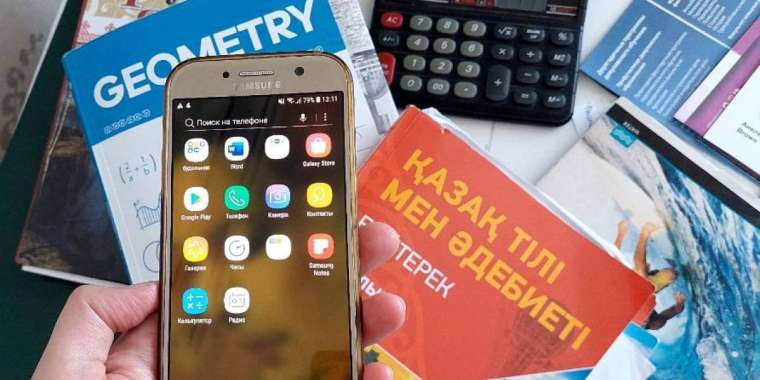 Запретить смартфоны школьникам предлагает Минпросвещения