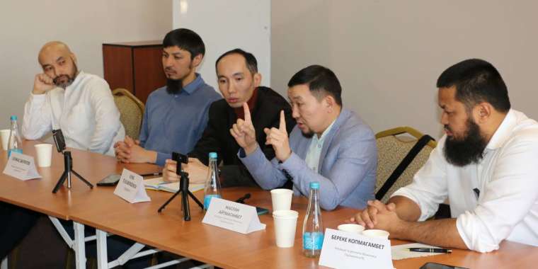 Практикующие мусульмане идут в парламент