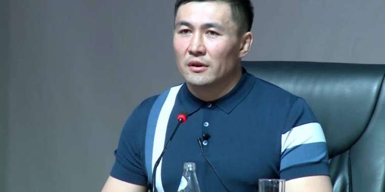 Депутат Назаров журналистерден тағы қашты