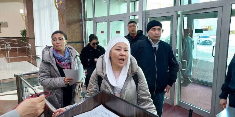 «Депутаттар, шығыңдар!». Ашынған әйелдер Парламент үйіне барды  