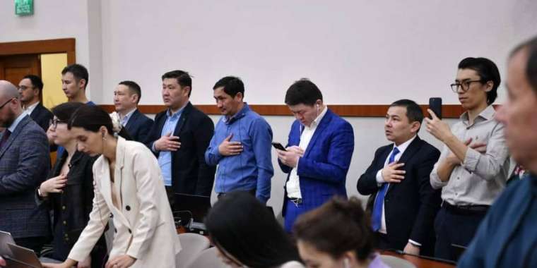 Әнұран айтылғанда орнынан тұрмаған журналистер сынға қалды