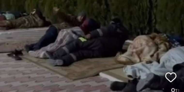 Жаңаөзенде қысқартылған жұмысшылар далада түнеп шықты