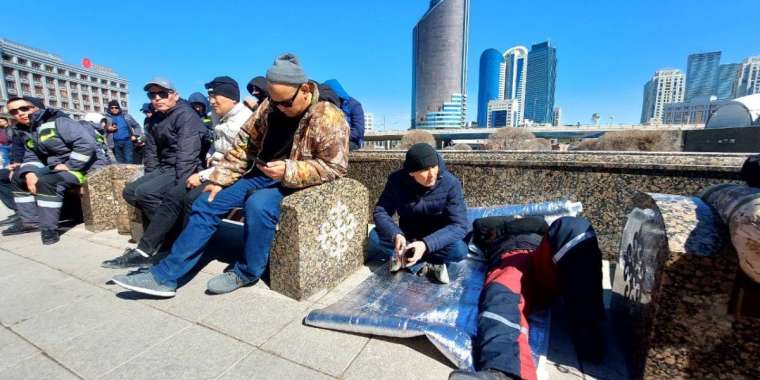 Жанаозенские нефтяники продолжают протестовать в Астане