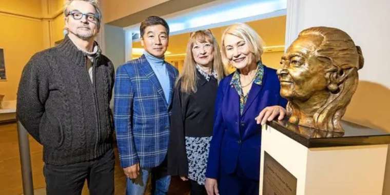 «Жоғалып кеткен» Бауыржан Байбек неміс музыкантына қоладан мүсін тұрғызды