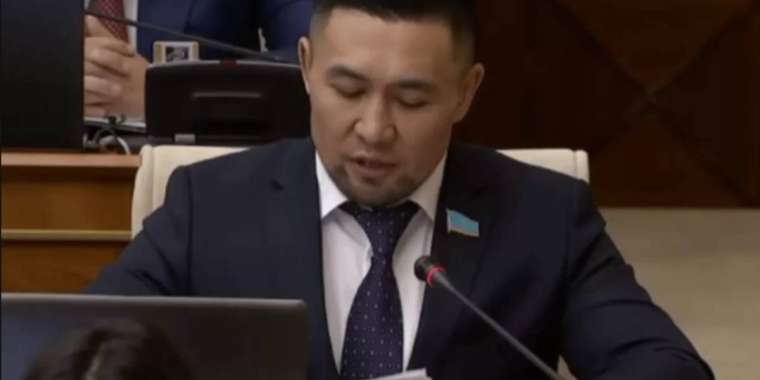 Депутат Назаров қызтекелер мен көгілдірлерге шүйлікті