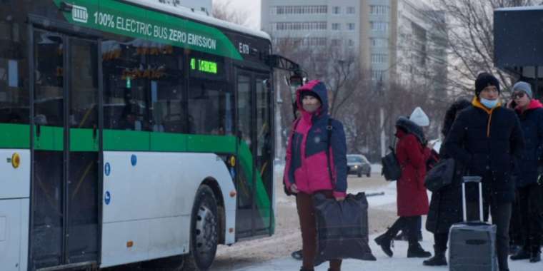 Жетілген әйелдердің бетінде отырғанда куннилингус алуы туралы порно видео