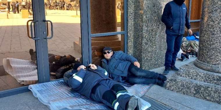 Соцнапряженность в Жанаозене хотят снизить трехлетними контрактами