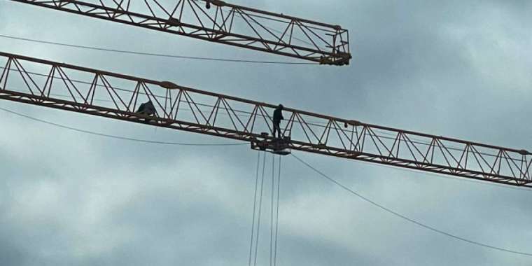 «Өзімді өртеп жіберемін». Астанада наразы азамат мұнара кранына шықты