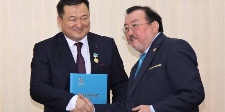 Президентке  ашық хат.  Ар-ұятына кір жұқпаған жазушы бар.