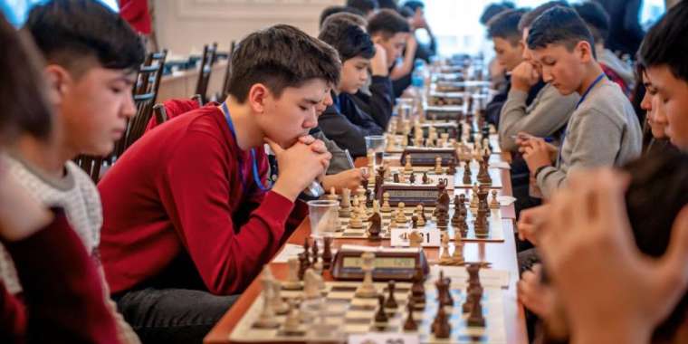 Чемпион шахматшылар жарыс көркін қыздырды