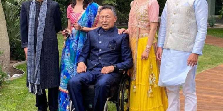 Сауат Мыңбаевтың арбада отырған суреті жарияланды