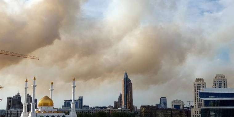 Потушить пожар в Астане не помогает даже министр по ЧС