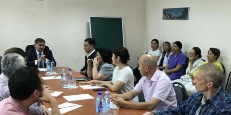 Министр Молекулалық биология және Биохимия институтының ұжымымен кездесті