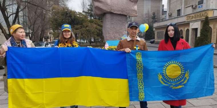 Касымбек запретил митинговать против войны в Украине