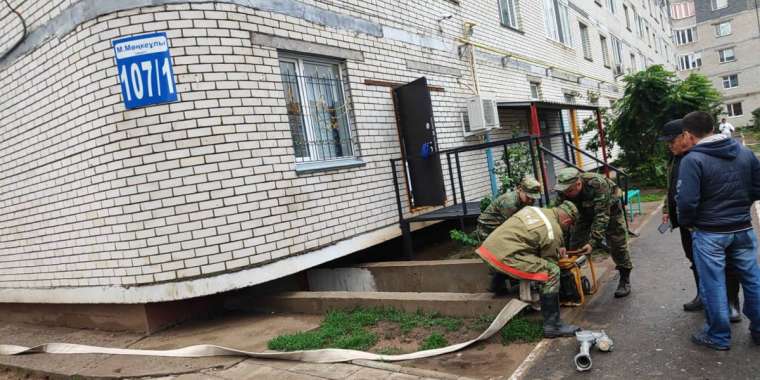 Оралда қатты жаңбыр жауып, көппәтерлі тұрғын үйлердің жертөлелері мен жеке тұрғын үйлердің аулаларына су кірген