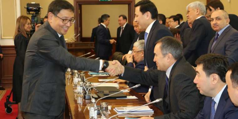 Почему лишить казахстанцев интернета легче, чем Досаева должности?