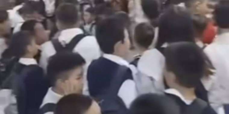 В школьной давке дети просили о помощи в Астане (ВИДЕО)