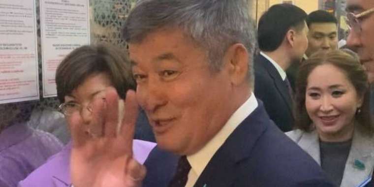 Турлыханов под гнетом «инфоатак» послал воздушный поцелуй