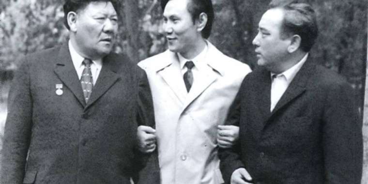 «Халық жазушысы». Шатаққа толы атақ қайта оралды!