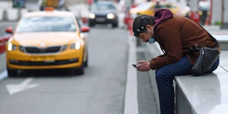 Цифровым таксистам и курьерам придется работать легально