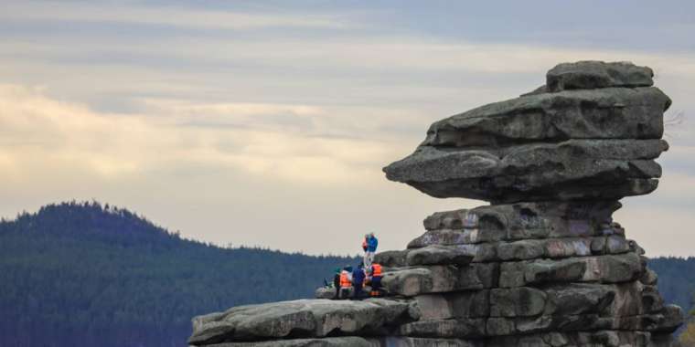 Жастар «Жұмбақтасты» жаман жазудан тазартып жатыр