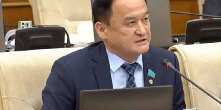 Депутат Қазбек Иса халықаралық құжаттың орыс тілінде жасалатынына наразы