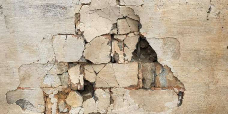 Оралда тұрғынның басына кірпіш құлап, көз жұмды