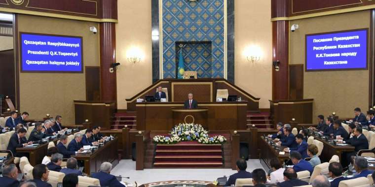 Низкое доверие госинститутам в Казахстане зафиксировали социологи