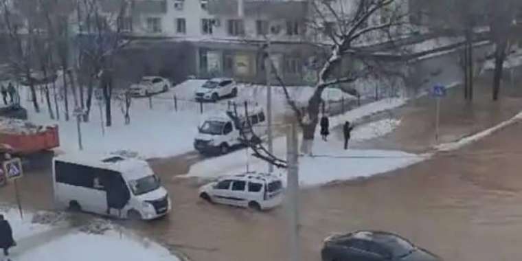 Орал қаласында құбыр жарылып, көше суға толды