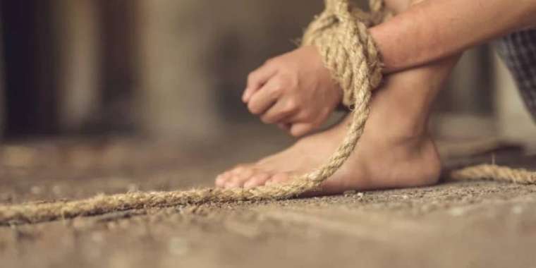 Балаларды құлдықта ұстаған әйел қамауға алынды