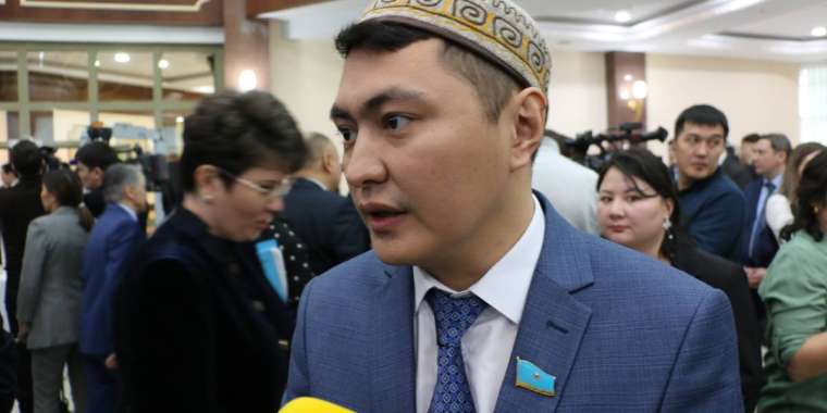 Депутат Мукаев хочет переодеть школьников и госслужащих